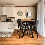 Cheyf Riverside & Free Garage Parking Daire