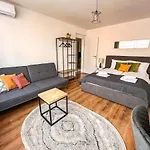 Daire Cheyf Riverside & Free Garage Parking Saraybosna
