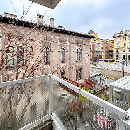 Cheyf Riverside & Free Garage Parking Apartment *