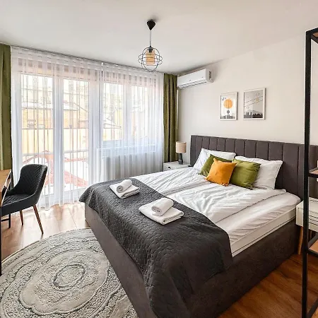 Cheyf Riverside & Free Garage Parking Apartment